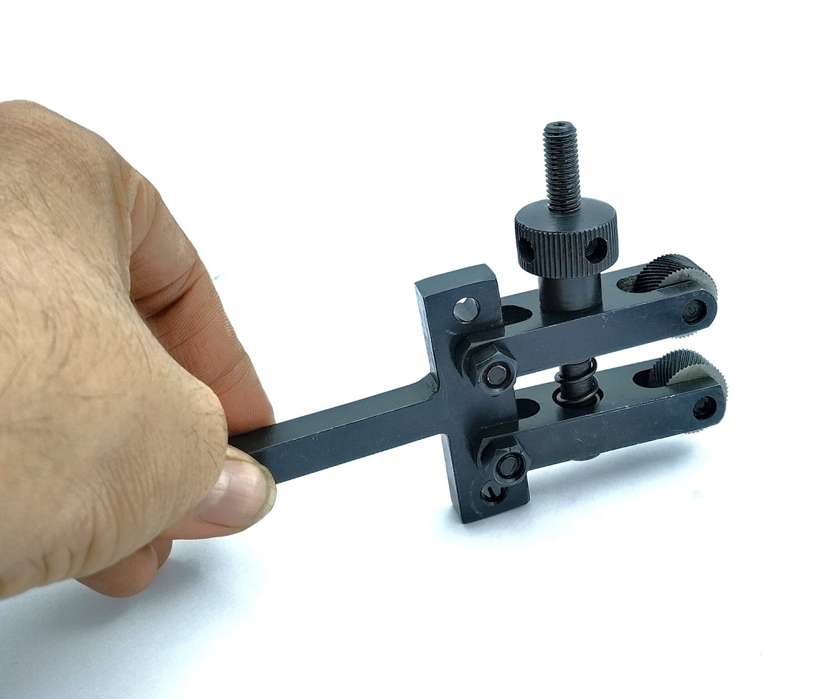 Clamp type knurling tool for precision knurling