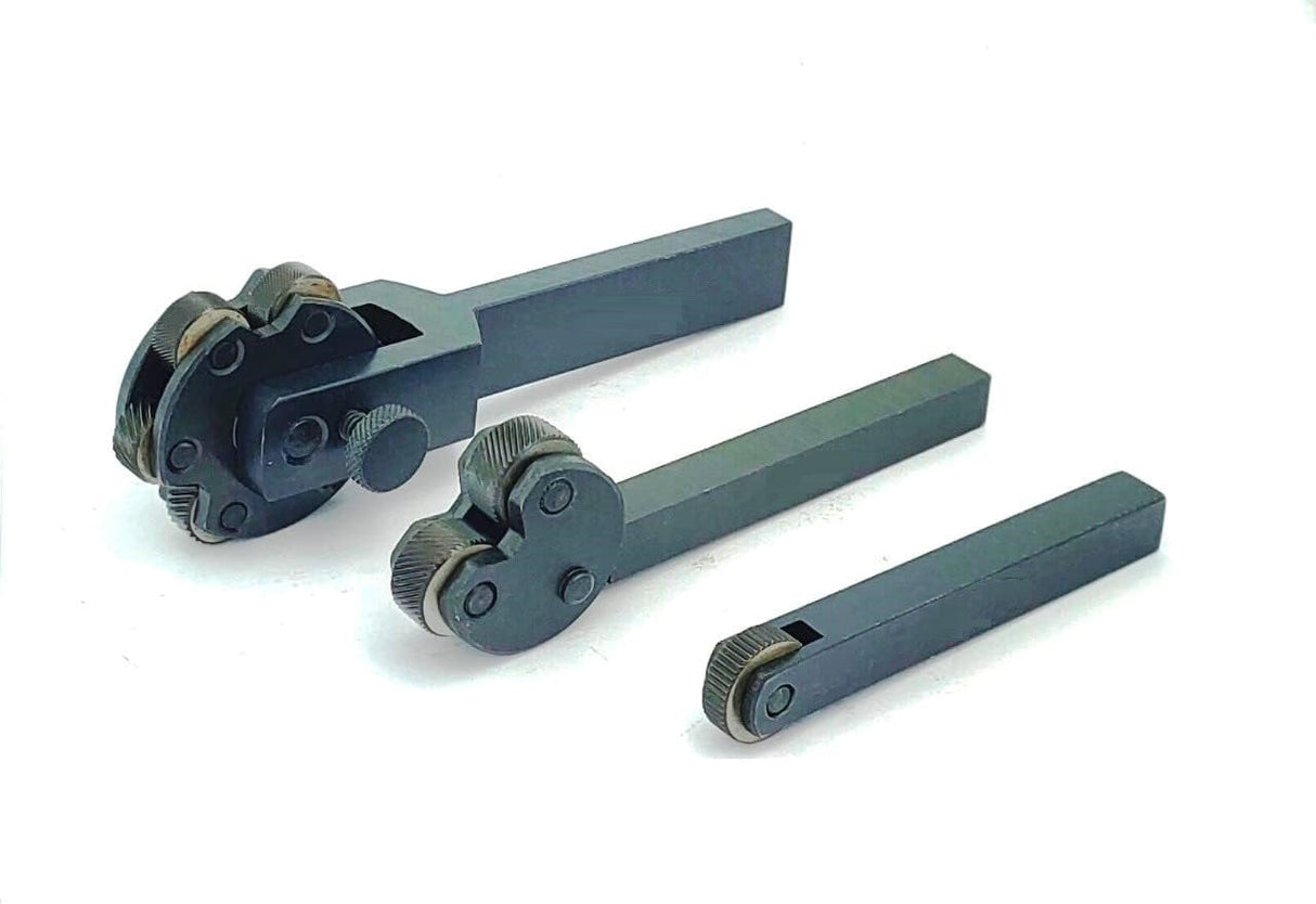 Lathe knurling tool with interchangeable knurl wheels