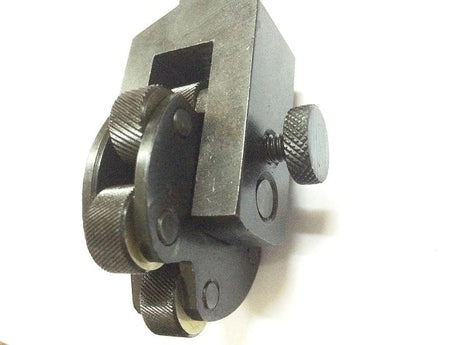 Precision rotating knurling tool with wheel head