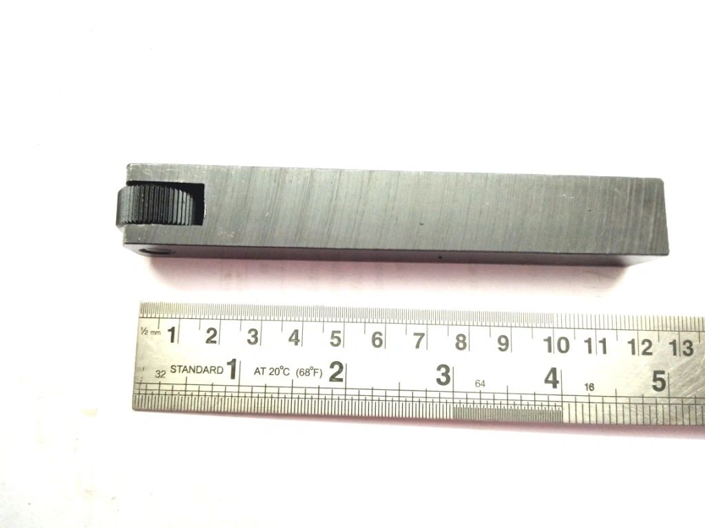 Lathe tool holder arm with knurl wheel