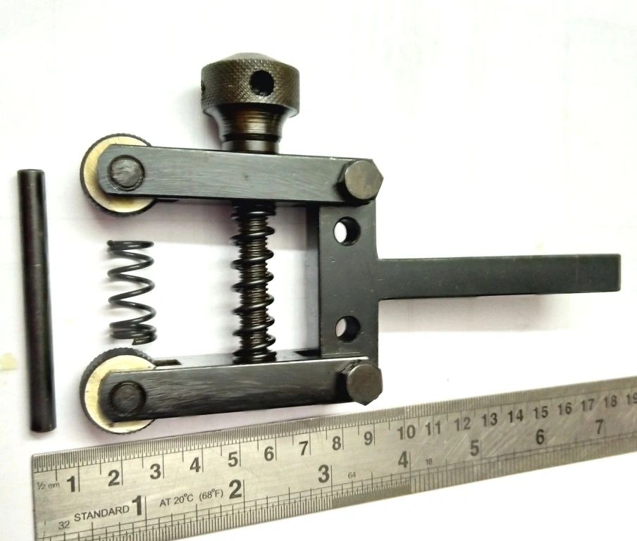 Clamp knurling tool with interchangeable knurl wheels